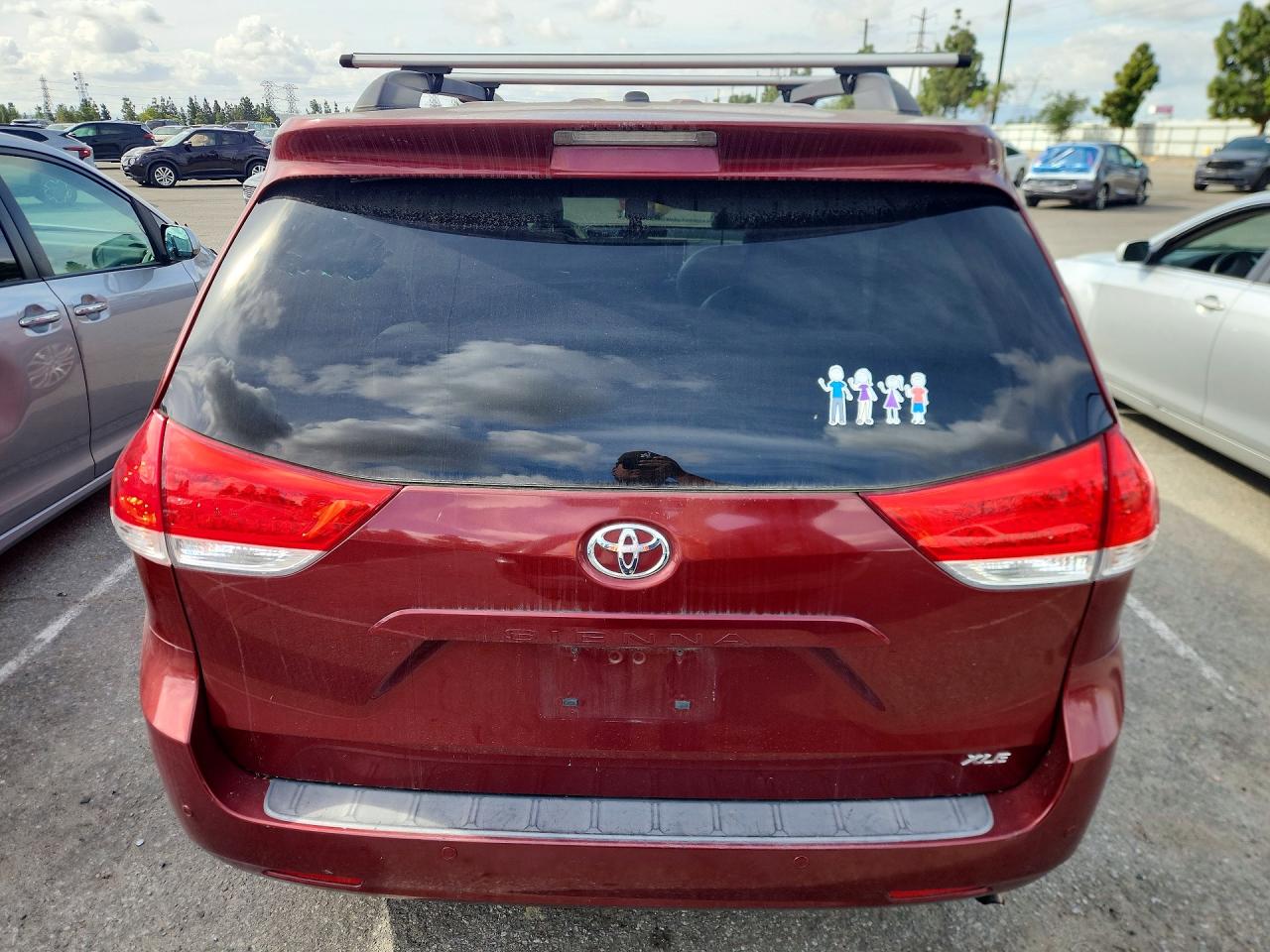 2014 Toyota Sienna Xle 8-passenger Red vin: 5TDYK3DC3ES419998