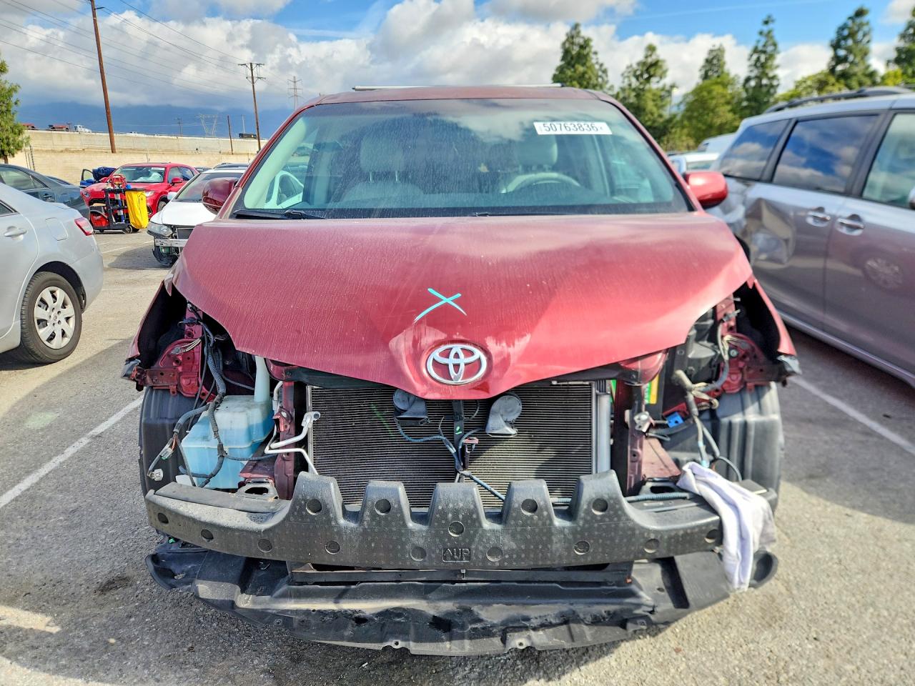 2014 Toyota Sienna Xle 8-passenger Red vin: 5TDYK3DC3ES419998