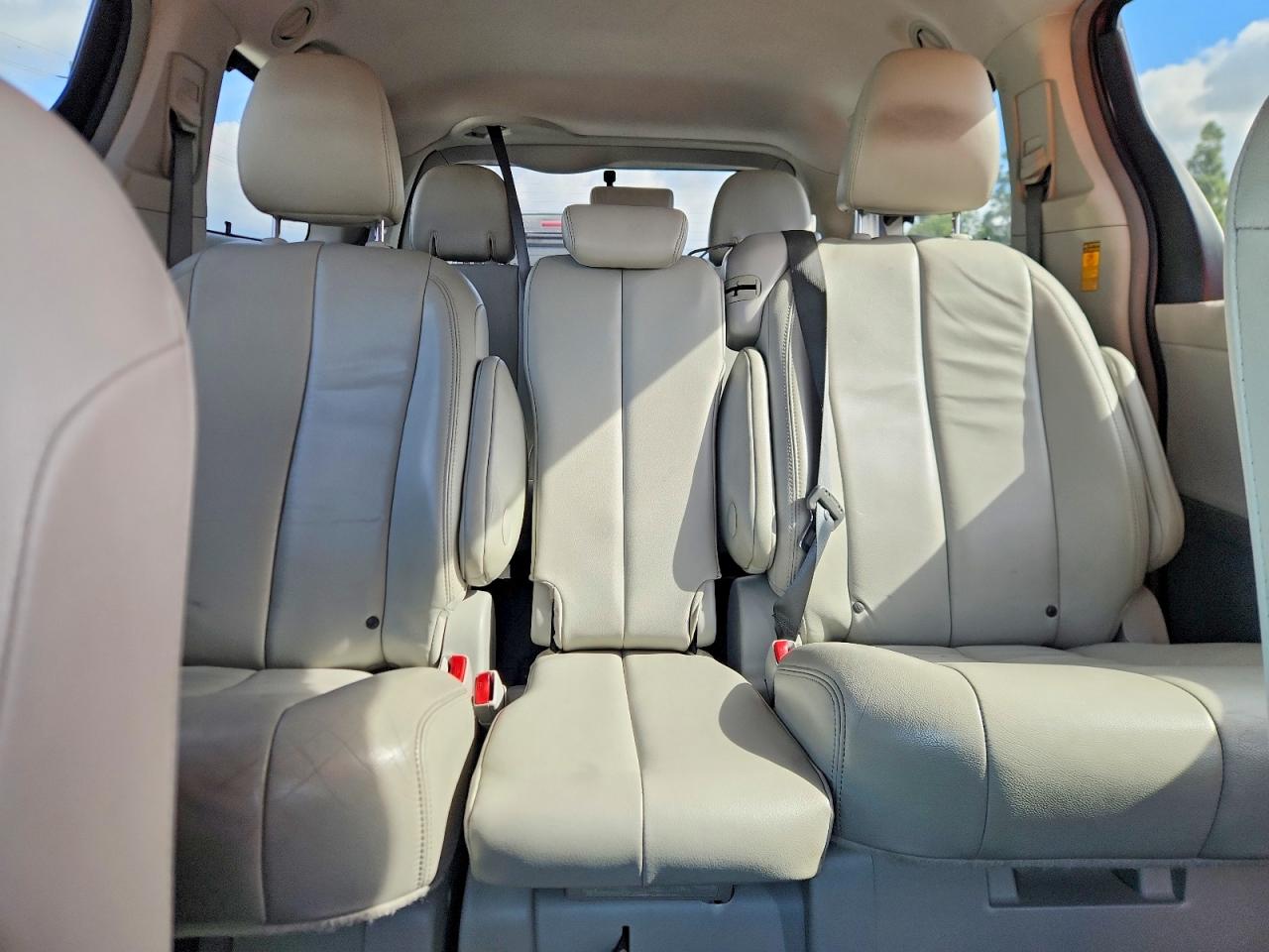 2014 Toyota Sienna Xle 8-passenger Red vin: 5TDYK3DC3ES419998