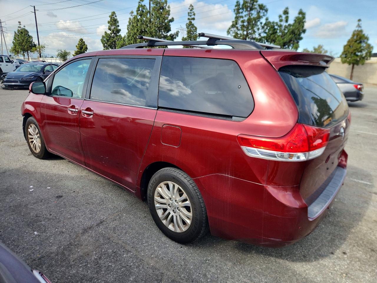 2014 Toyota Sienna Xle 8-passenger Red vin: 5TDYK3DC3ES419998