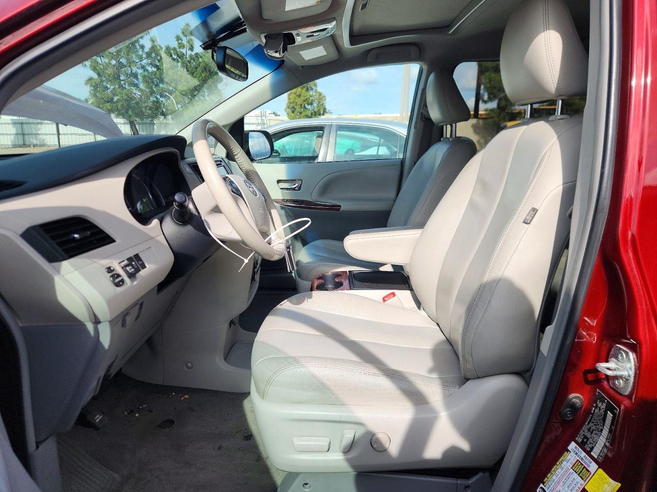 2014 Toyota Sienna Xle 8-passenger Red vin: 5TDYK3DC3ES419998