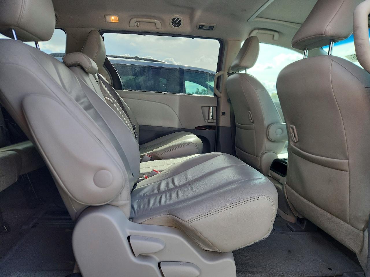 2014 Toyota Sienna Xle 8-passenger Red vin: 5TDYK3DC3ES419998