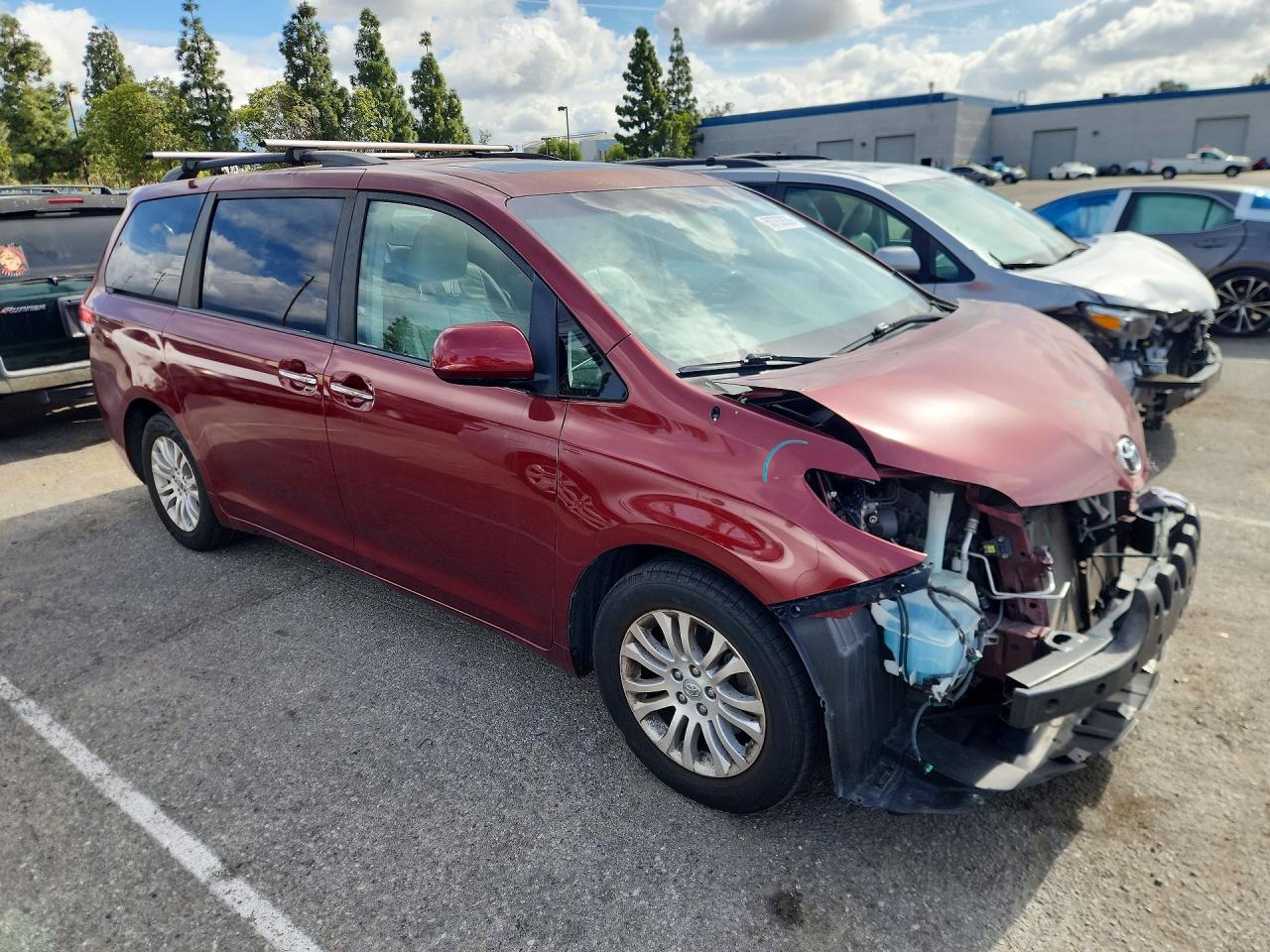 2014 Toyota Sienna Xle 8-passenger Red vin: 5TDYK3DC3ES419998