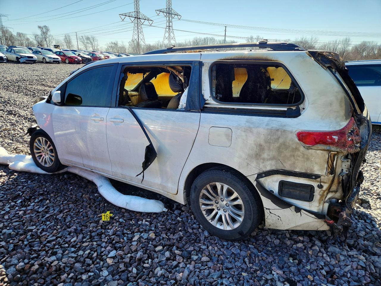 2014 Toyota Sienna Xle 8-passenger White vin: 5TDYK3DC3ES424537