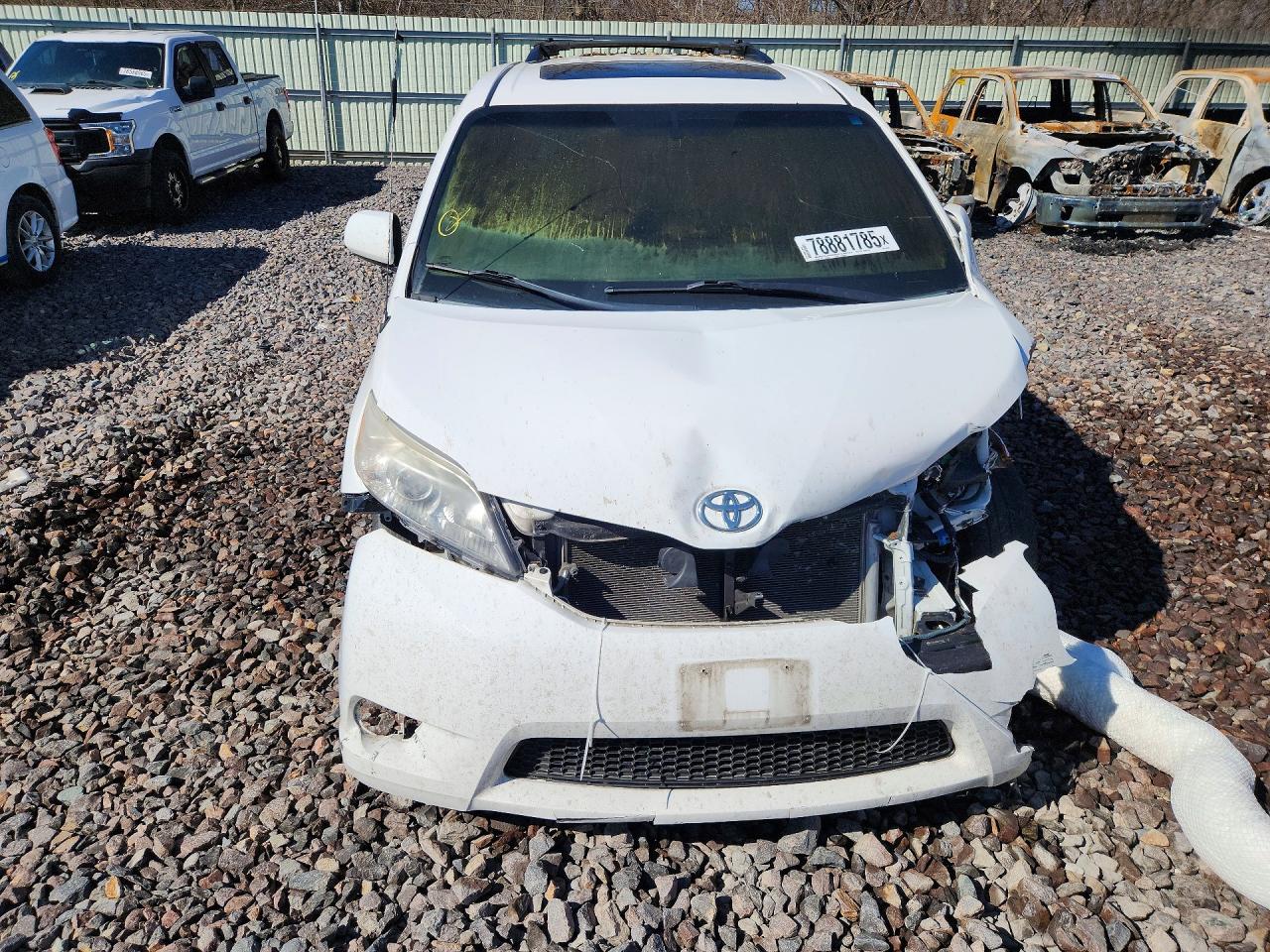 2014 Toyota Sienna Xle 8-passenger White vin: 5TDYK3DC3ES424537