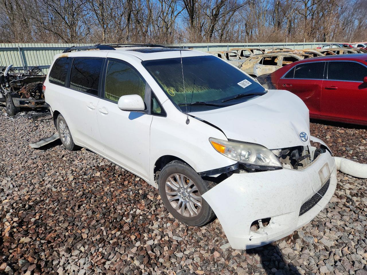 2014 Toyota Sienna Xle 8-passenger White vin: 5TDYK3DC3ES424537