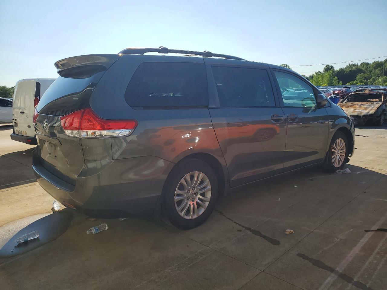 2014 Toyota Sienna Xle 8-passenger Gray vin: 5TDYK3DC3ES427082