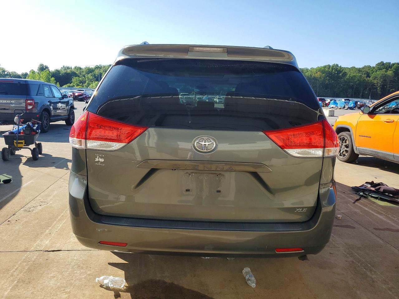 2014 Toyota Sienna Xle 8-passenger Gray vin: 5TDYK3DC3ES427082