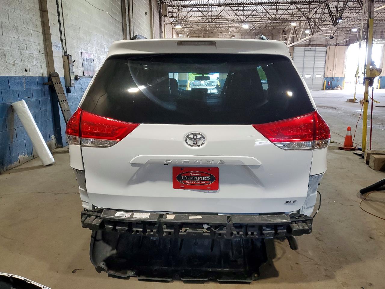 2014 Toyota Sienna Xle 8-passenger White vin: 5TDYK3DC3ES440365