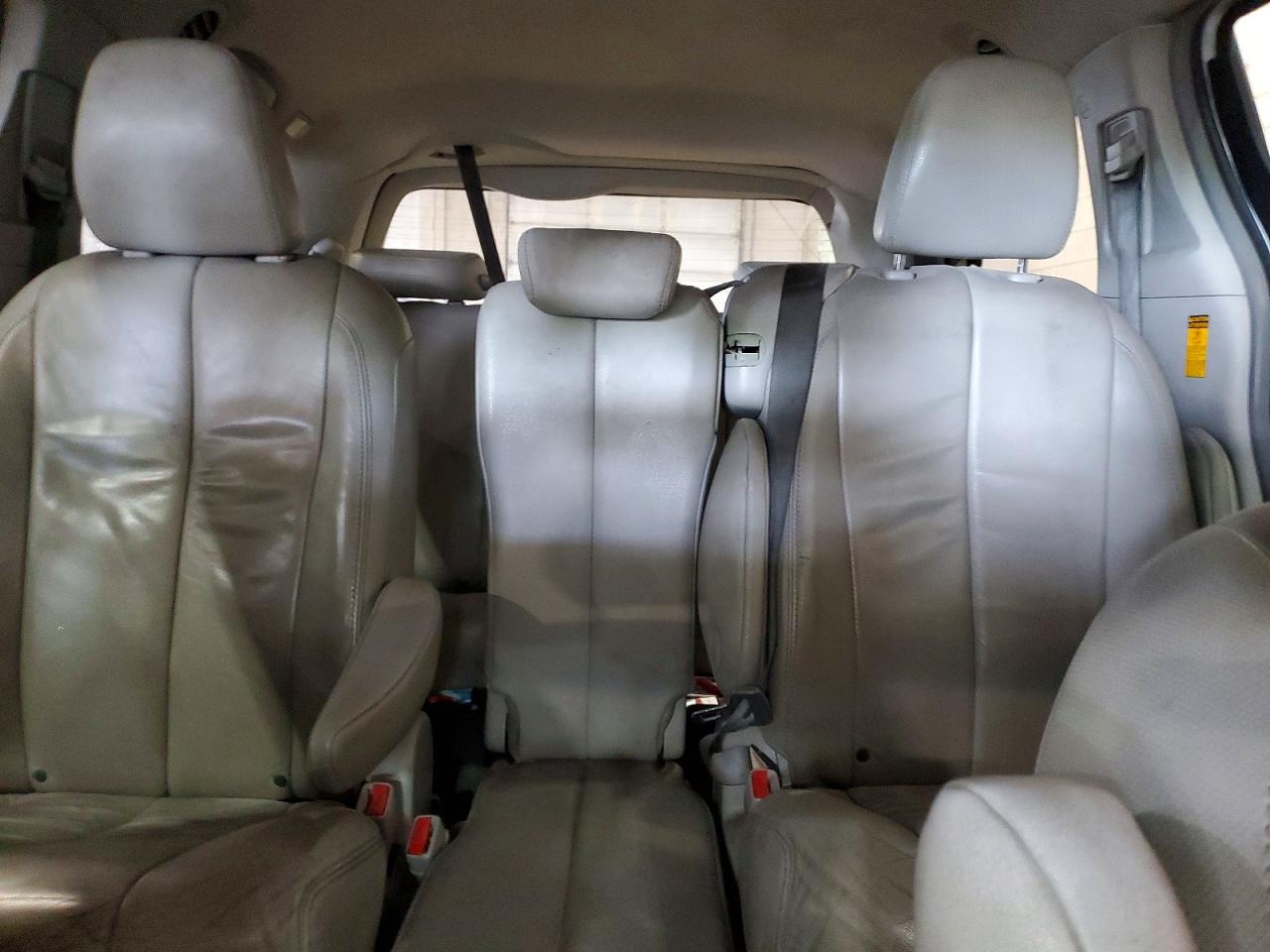 2014 Toyota Sienna Xle 8-passenger White vin: 5TDYK3DC3ES440365