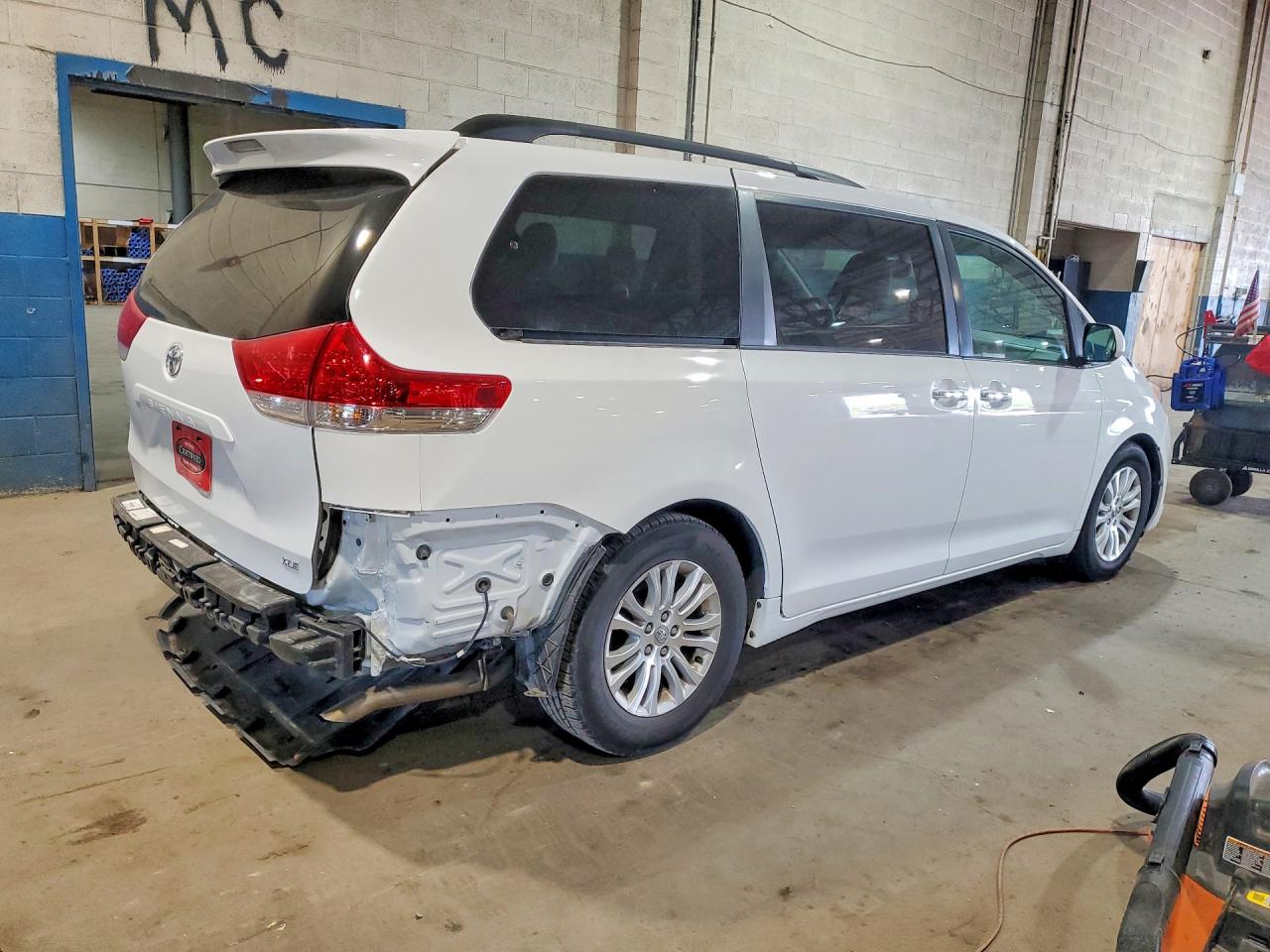 2014 Toyota Sienna Xle 8-passenger White vin: 5TDYK3DC3ES440365