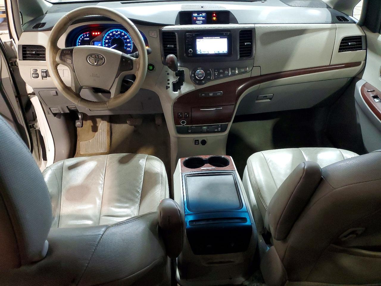 2014 Toyota Sienna Xle 8-passenger White vin: 5TDYK3DC3ES440365