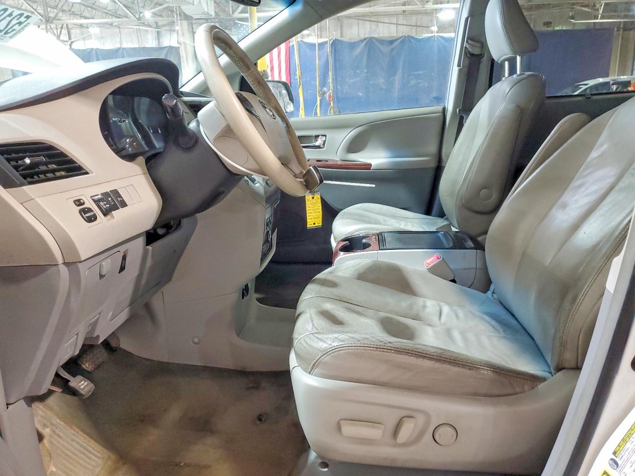2014 Toyota Sienna Xle 8-passenger White vin: 5TDYK3DC3ES440365