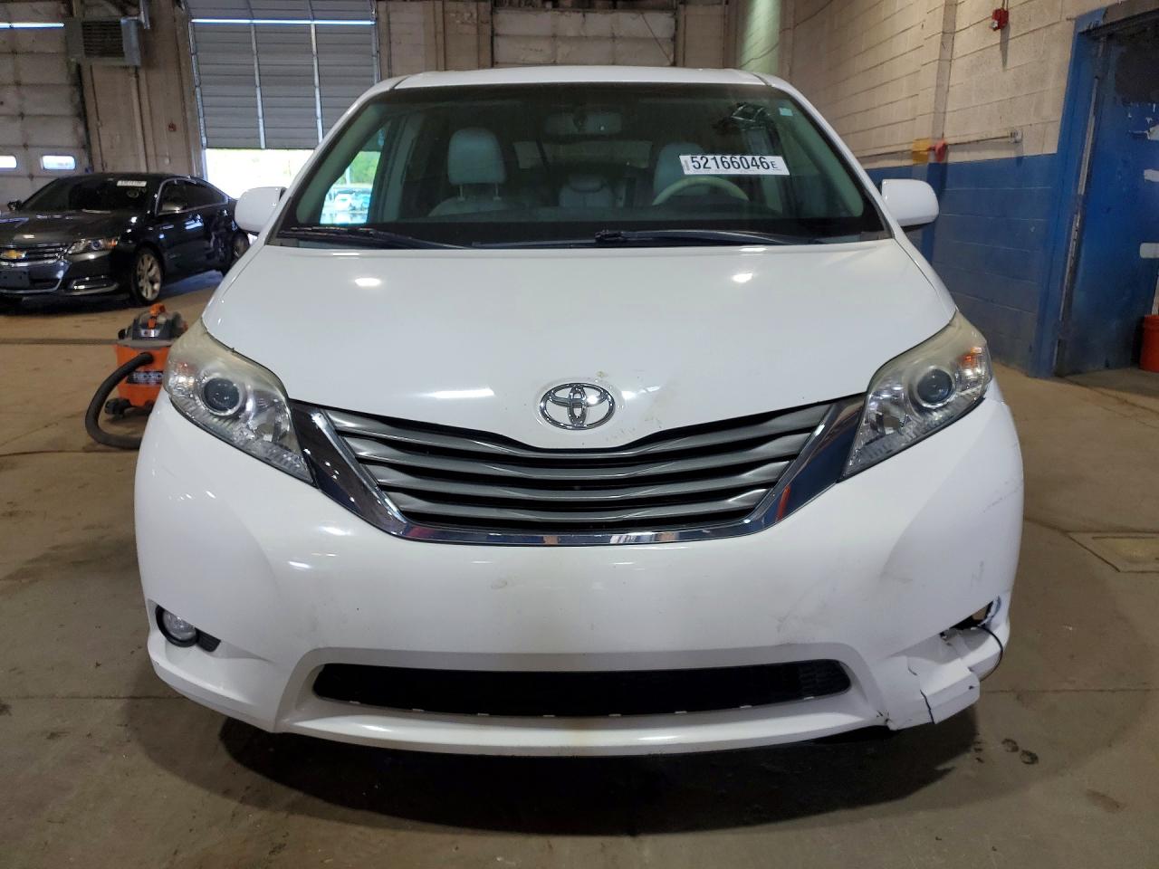 2014 Toyota Sienna Xle 8-passenger White vin: 5TDYK3DC3ES440365