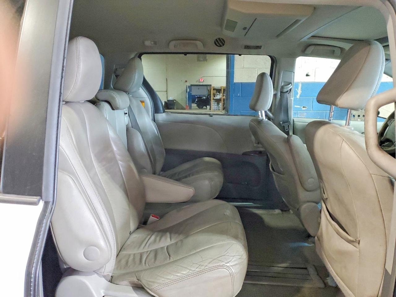 2014 Toyota Sienna Xle 8-passenger White vin: 5TDYK3DC3ES440365