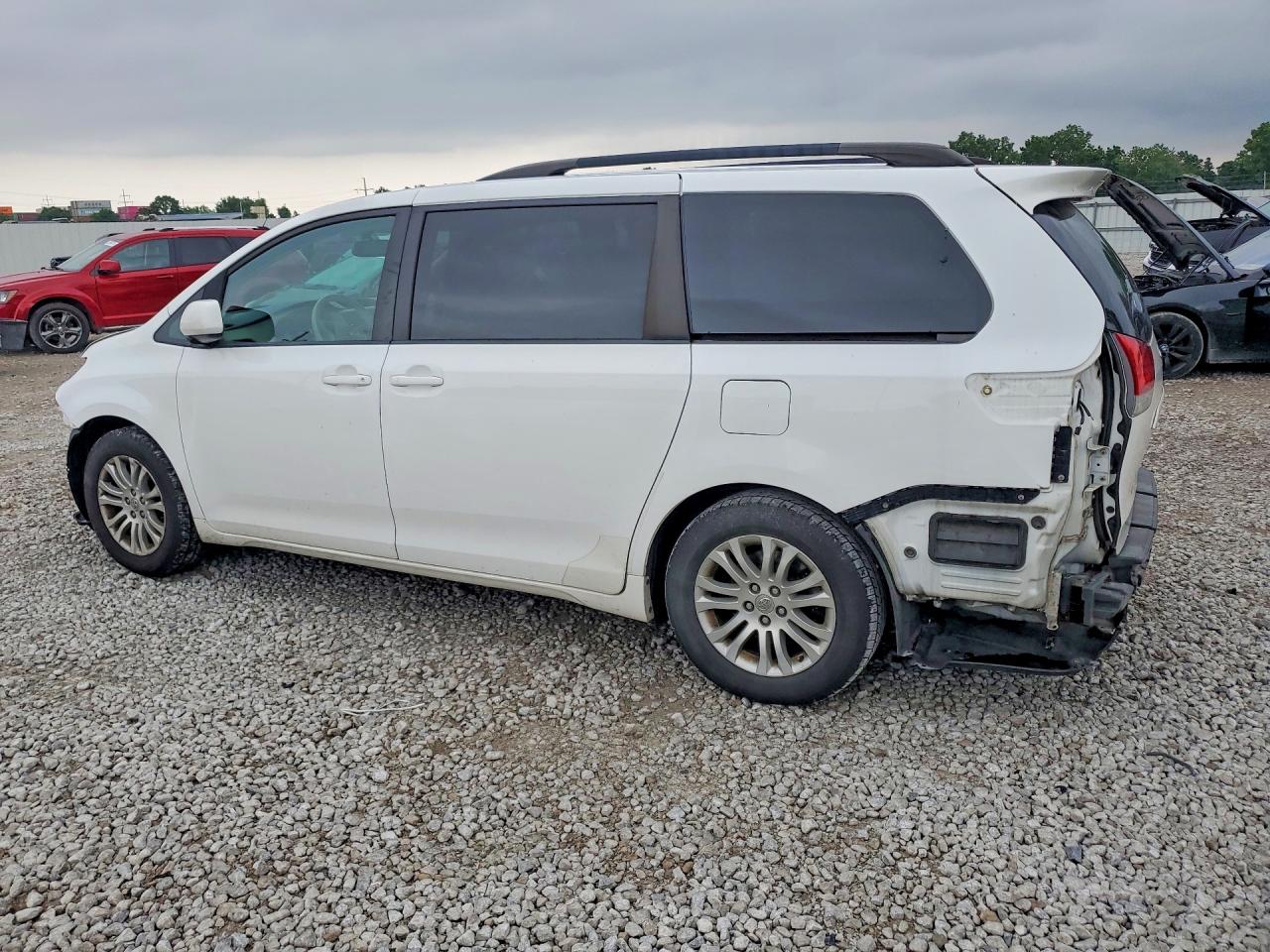 2014 Toyota Sienna Xle 8-passenger White vin: 5TDYK3DC3ES444268