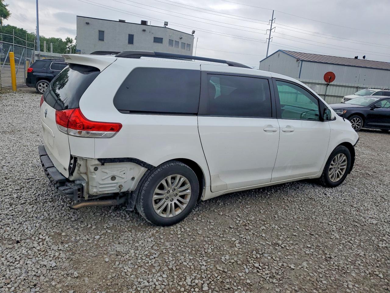 2014 Toyota Sienna Xle 8-passenger White vin: 5TDYK3DC3ES444268