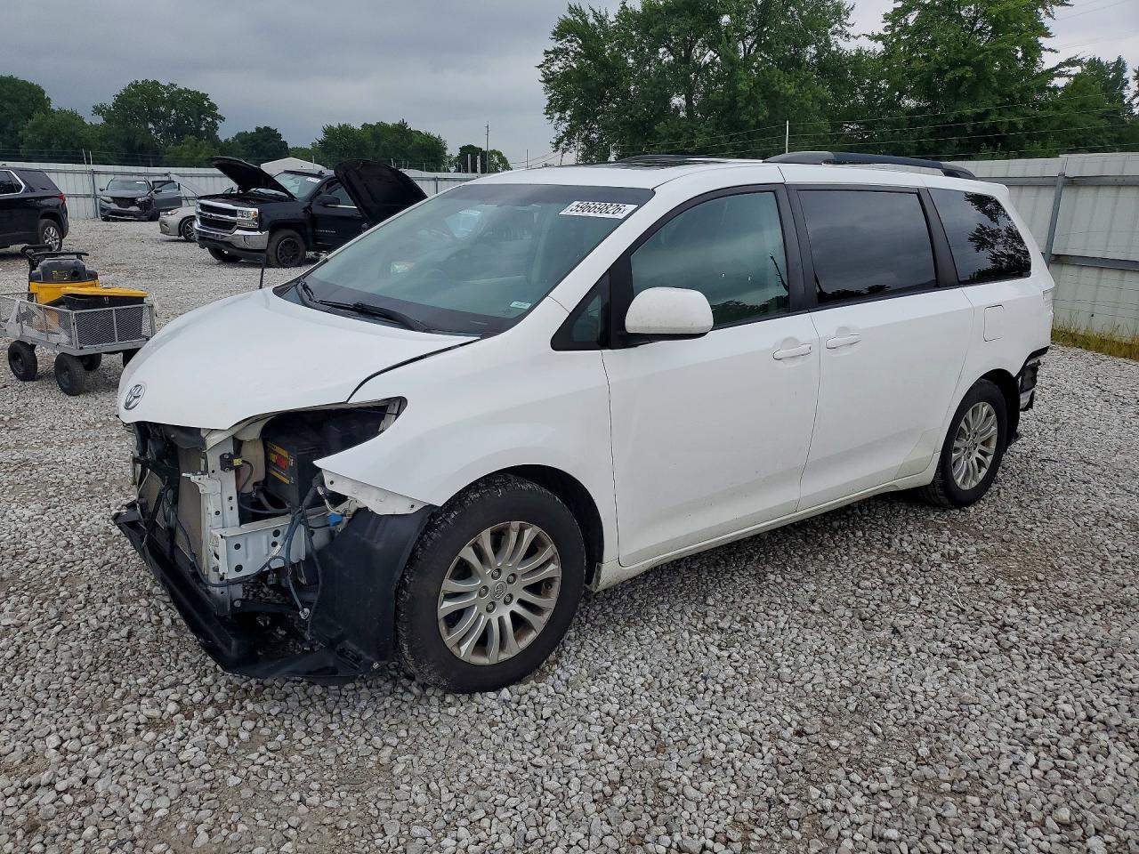 2014 Toyota Sienna Xle 8-passenger White vin: 5TDYK3DC3ES444268