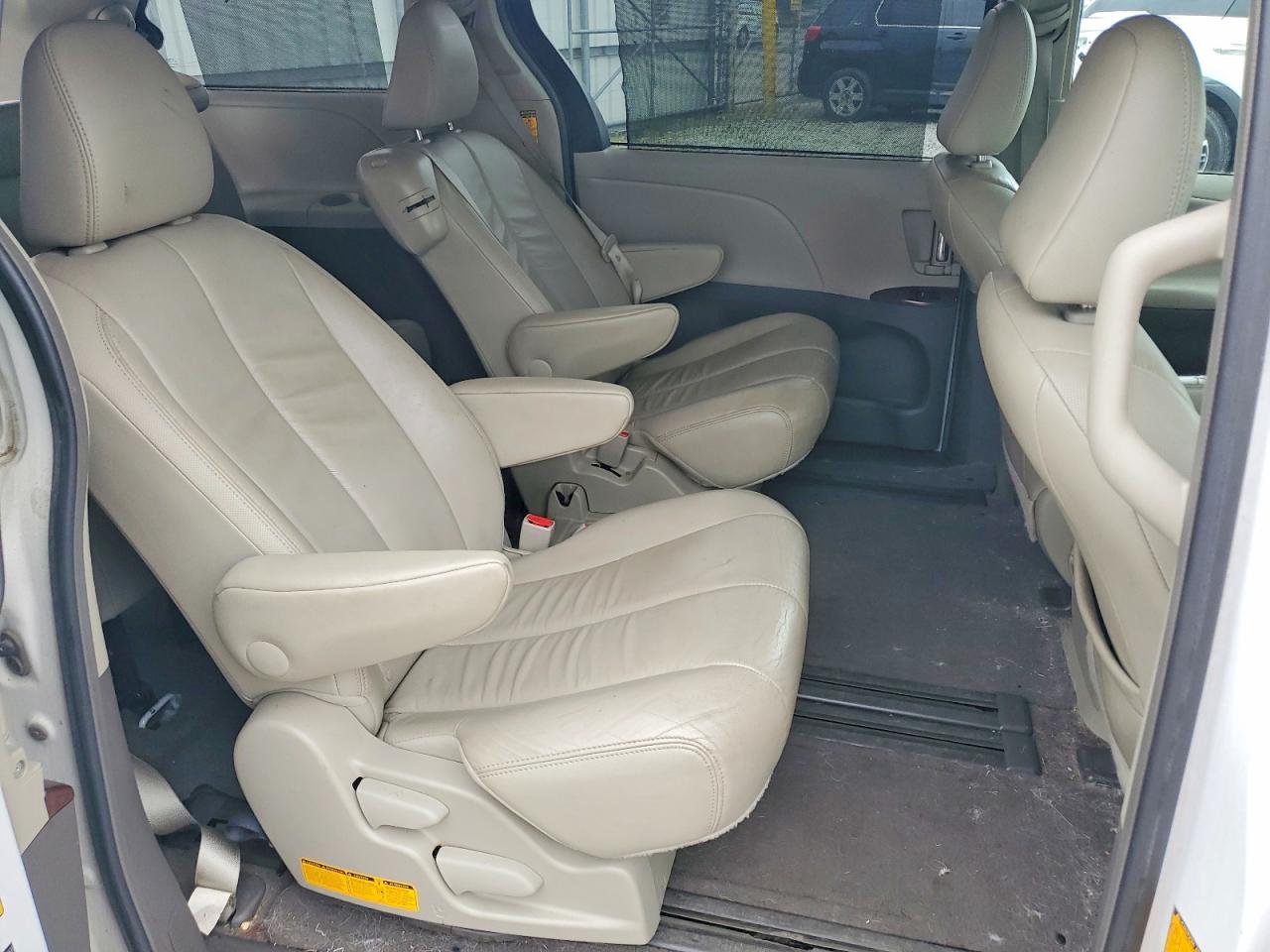 2014 Toyota Sienna Xle 8-passenger White vin: 5TDYK3DC3ES444268