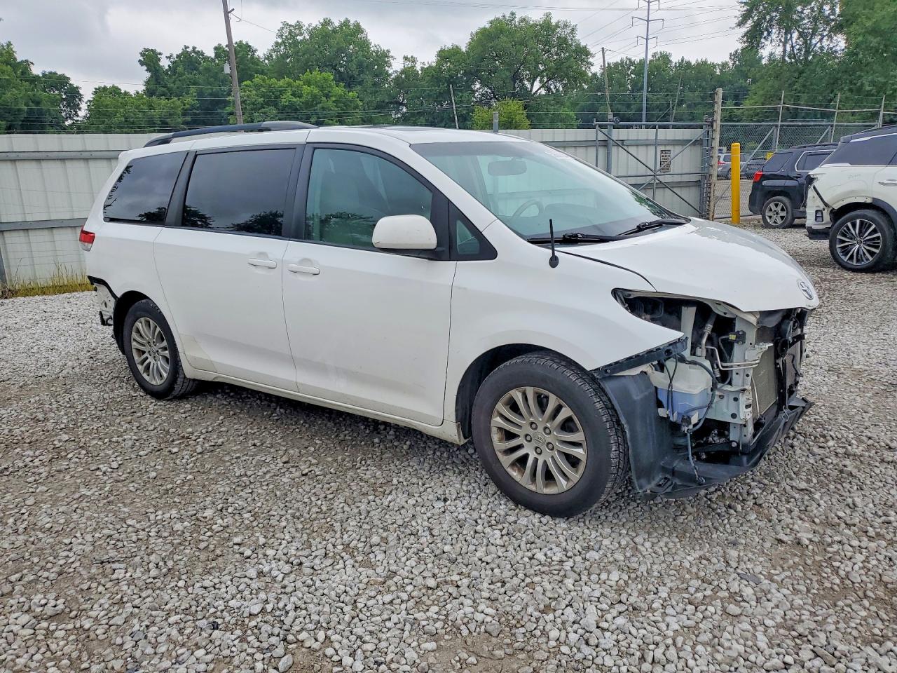 2014 Toyota Sienna Xle 8-passenger White vin: 5TDYK3DC3ES444268