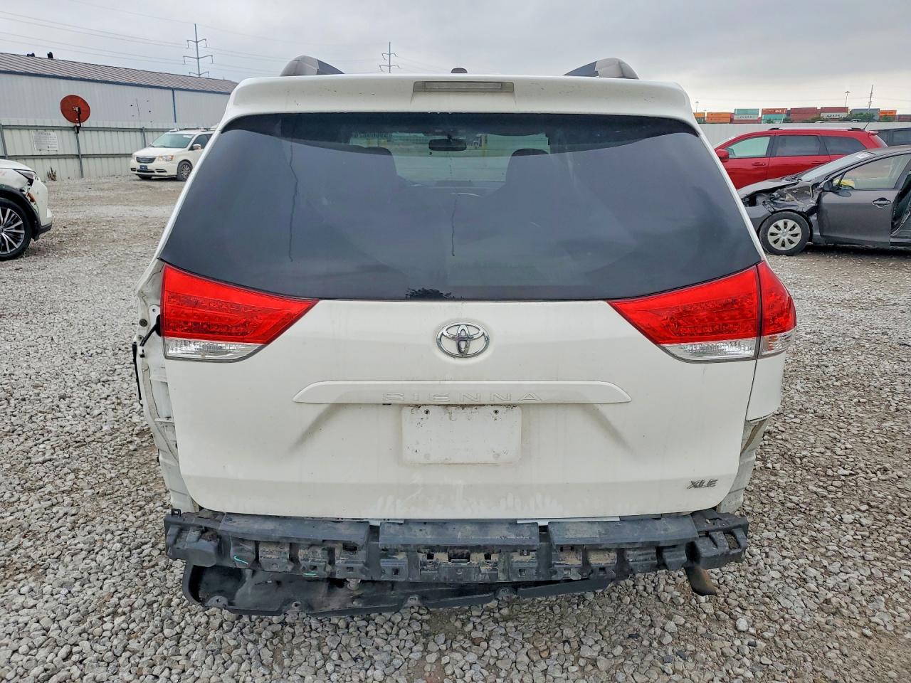 2014 Toyota Sienna Xle 8-passenger White vin: 5TDYK3DC3ES444268