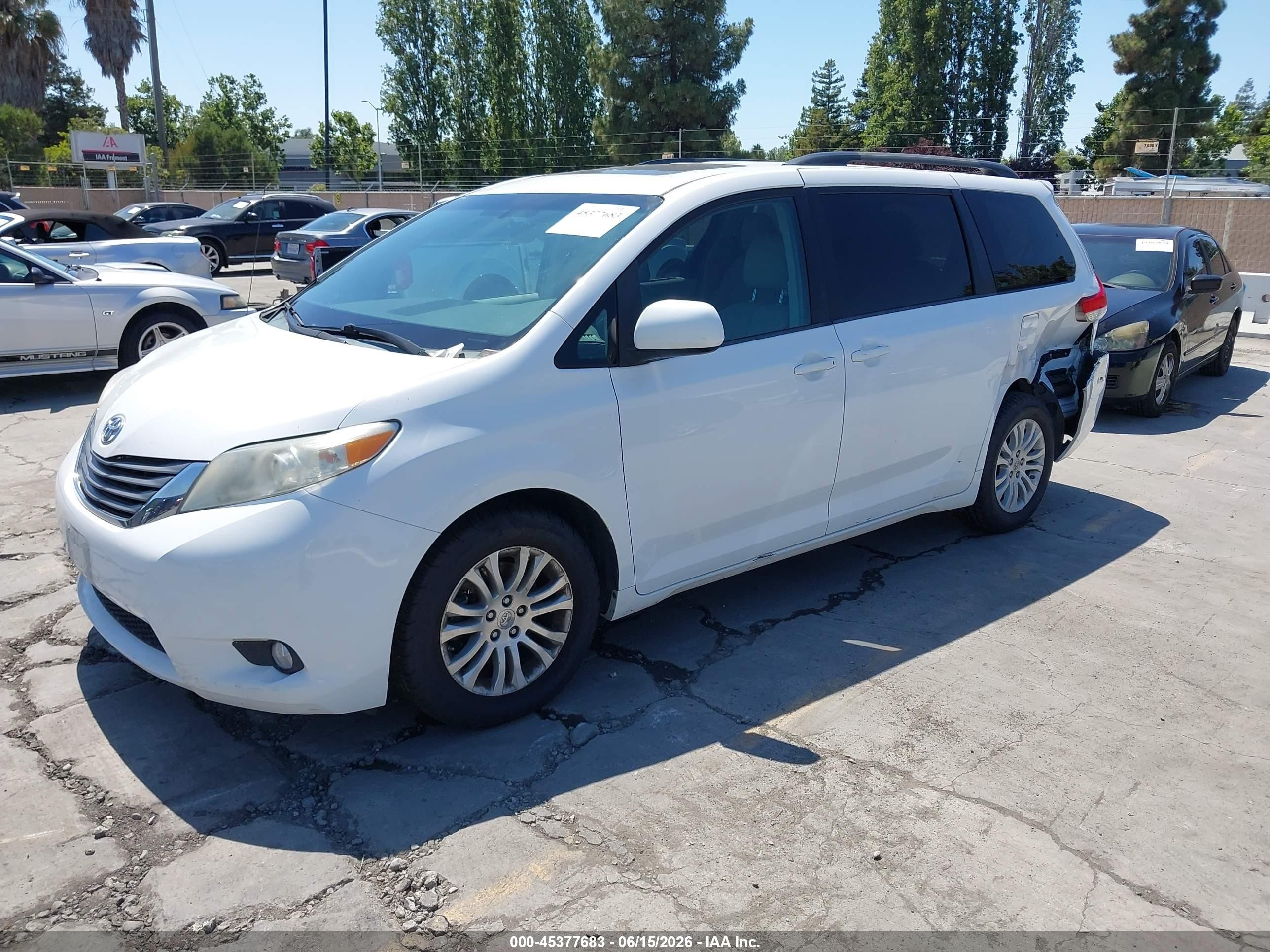 2014 Toyota Sienna Xle V6 8 Passenger Белый vin: 5TDYK3DC3ES455111