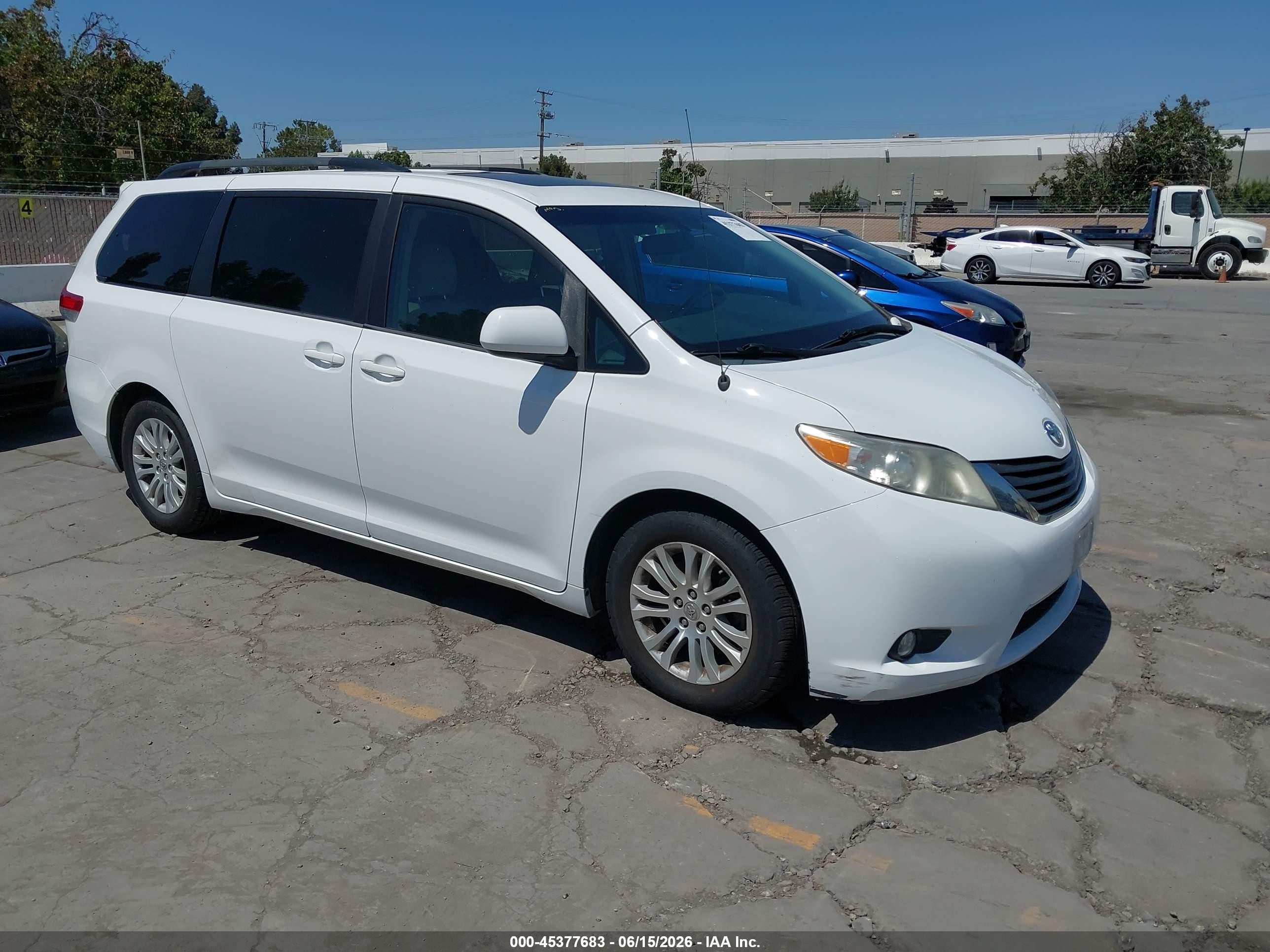 2014 Toyota Sienna Xle V6 8 Passenger Белый vin: 5TDYK3DC3ES455111