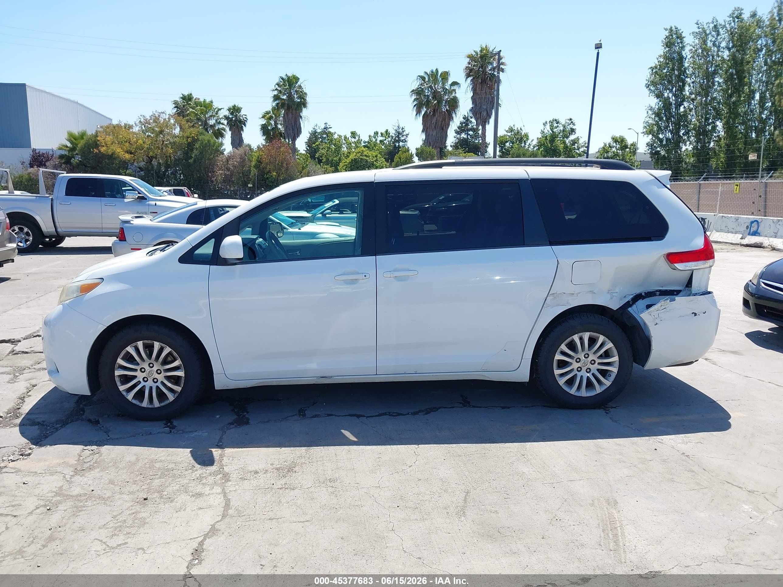 2014 Toyota Sienna Xle V6 8 Passenger Белый vin: 5TDYK3DC3ES455111