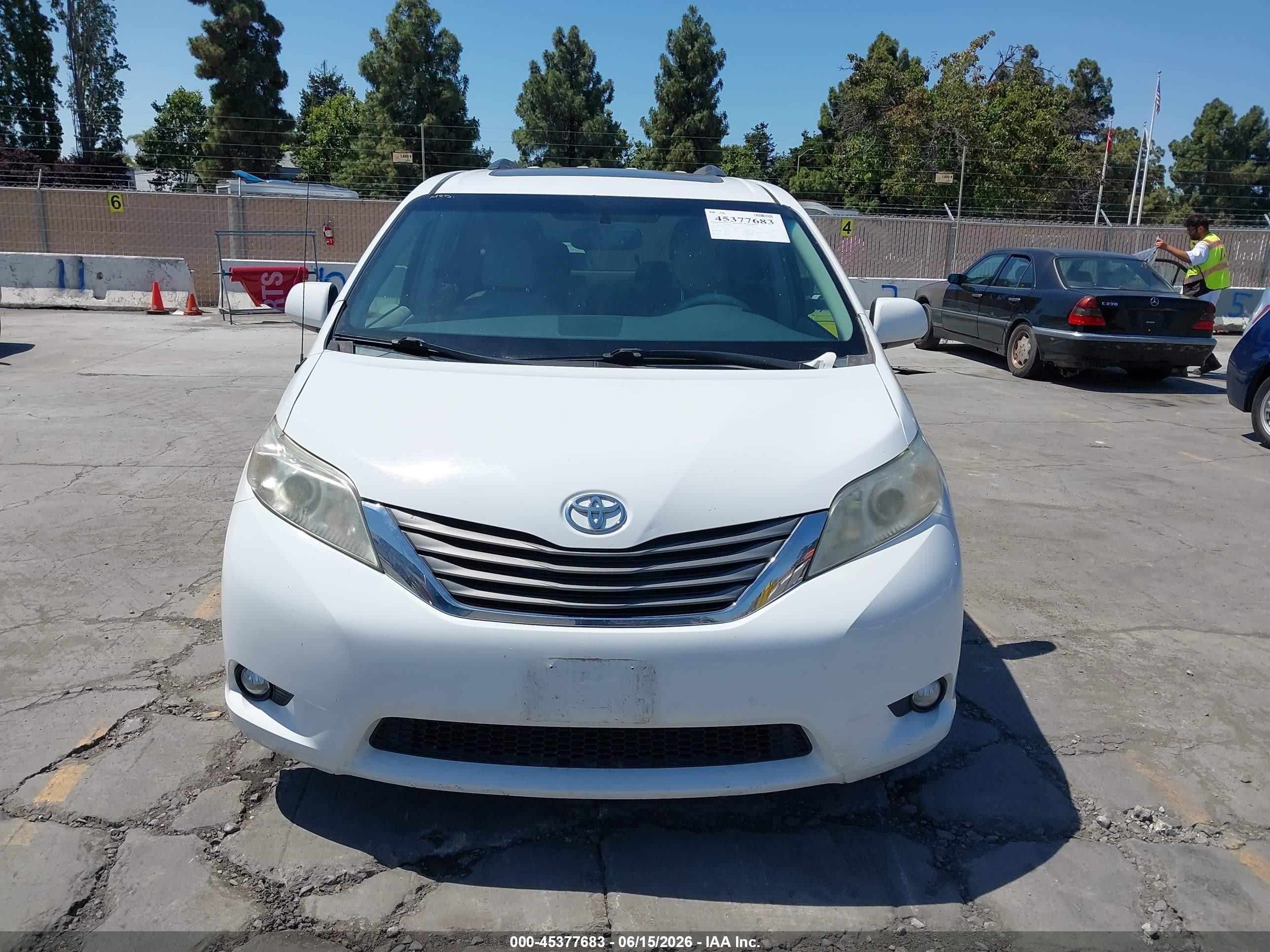 2014 Toyota Sienna Xle V6 8 Passenger Белый vin: 5TDYK3DC3ES455111