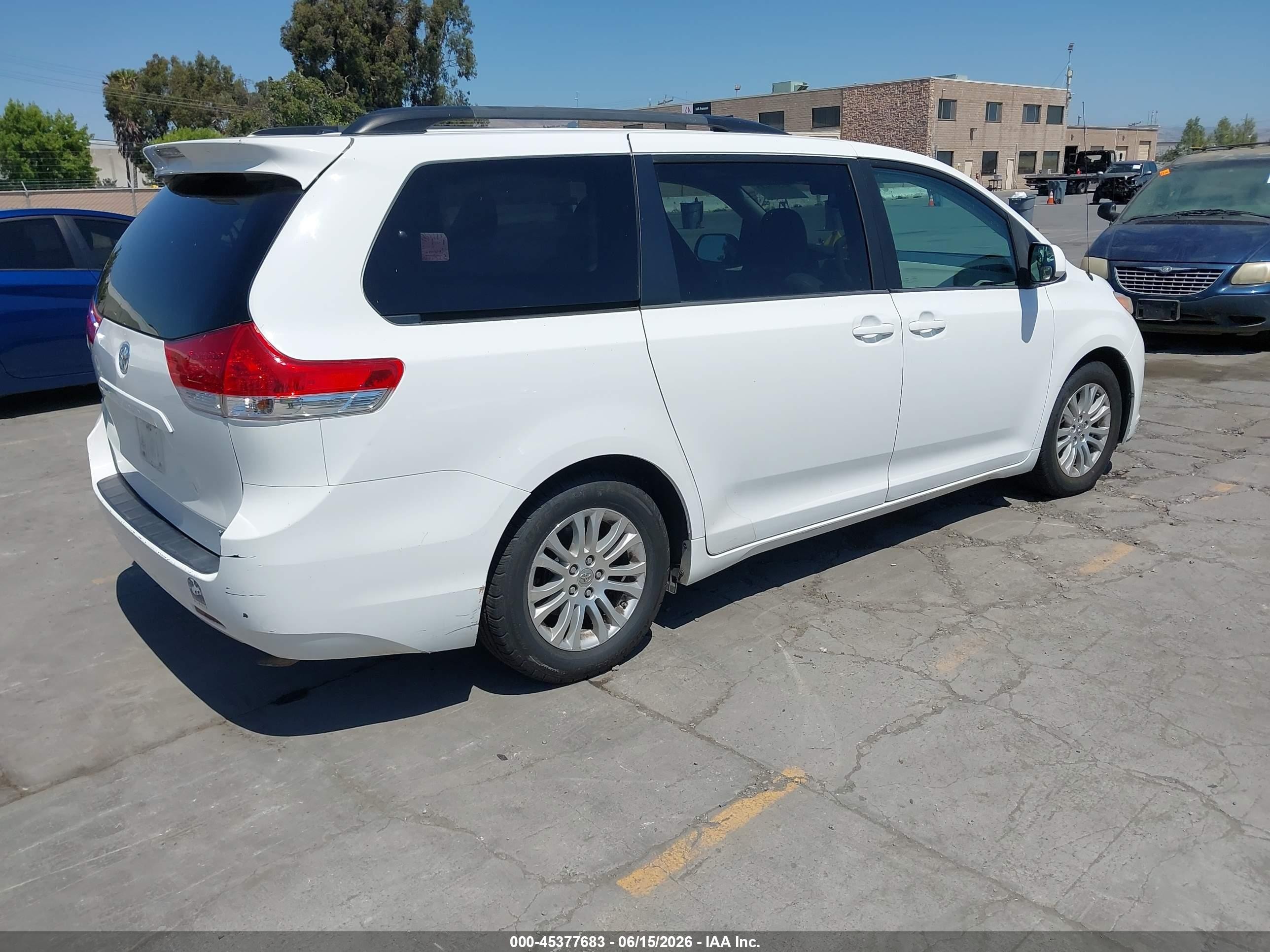 2014 Toyota Sienna Xle V6 8 Passenger Белый vin: 5TDYK3DC3ES455111