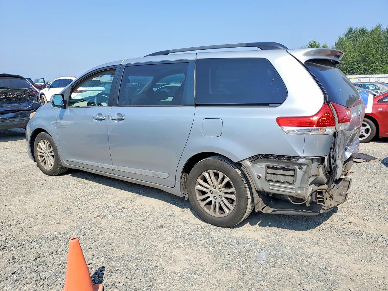 2014 Toyota Sienna Xle 8-passenger Silver vin: 5TDYK3DC3ES463550