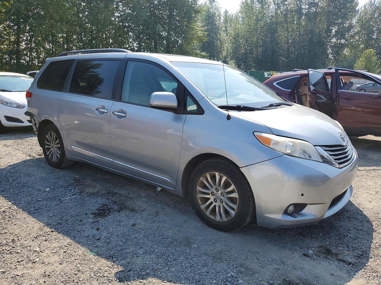 2014 Toyota Sienna Xle 8-passenger Silver vin: 5TDYK3DC3ES463550