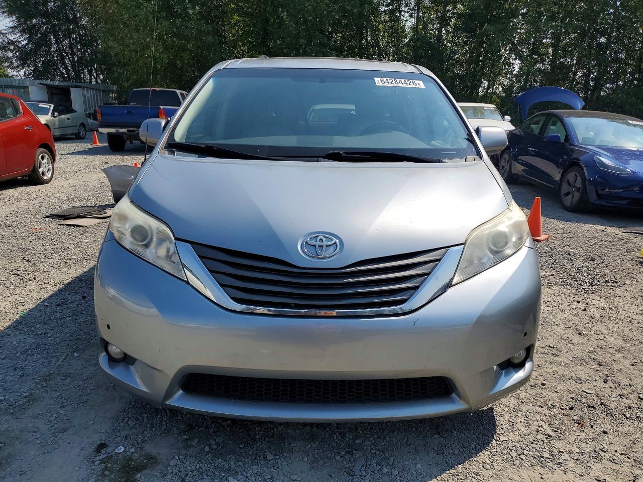 2014 Toyota Sienna Xle 8-passenger Silver vin: 5TDYK3DC3ES463550