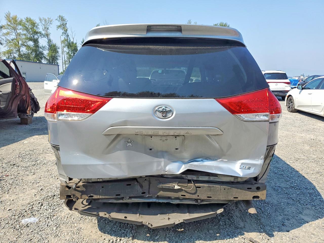 2014 Toyota Sienna Xle 8-passenger Silver vin: 5TDYK3DC3ES463550