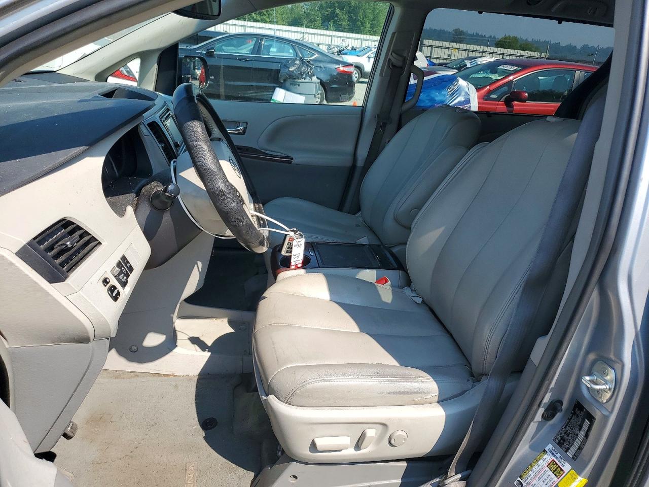 2014 Toyota Sienna Xle 8-passenger Silver vin: 5TDYK3DC3ES463550