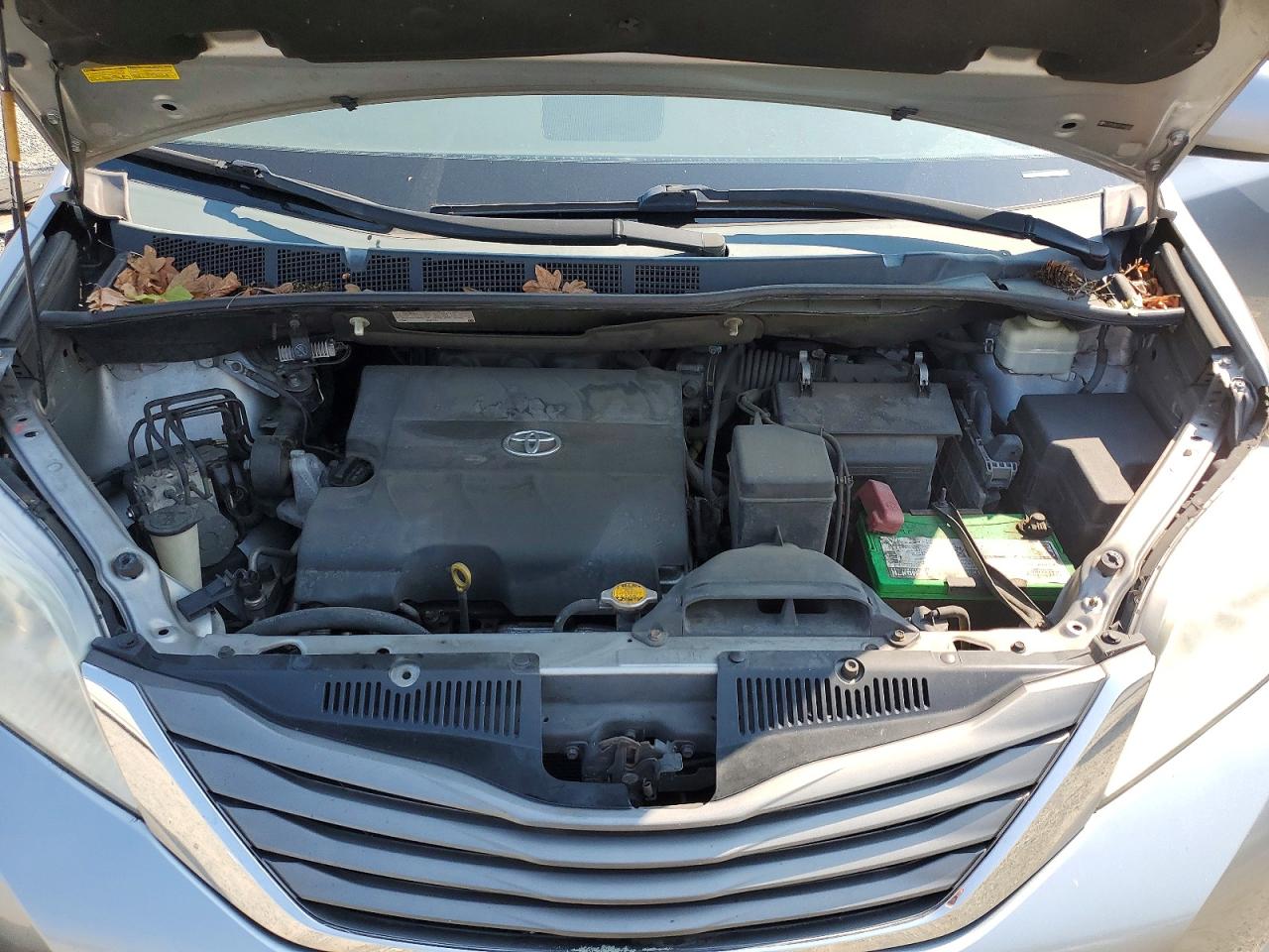 2014 Toyota Sienna Xle 8-passenger Silver vin: 5TDYK3DC3ES463550