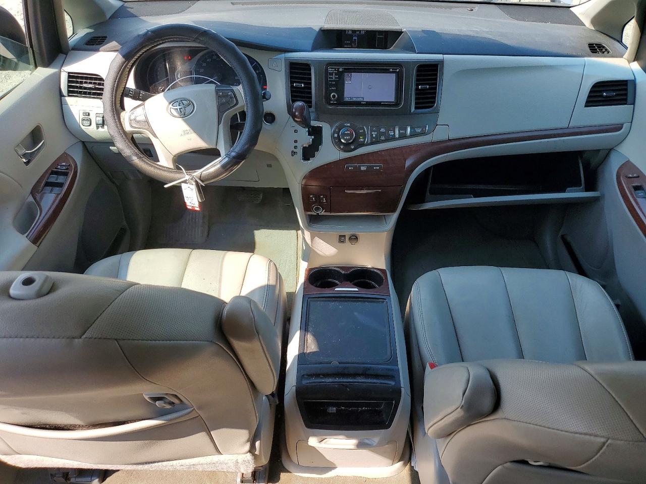 2014 Toyota Sienna Xle 8-passenger Silver vin: 5TDYK3DC3ES463550