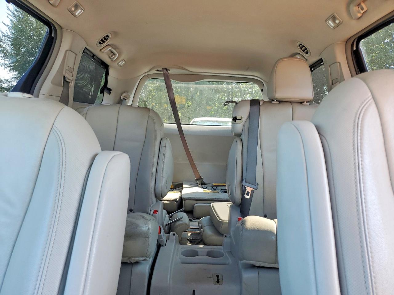 2014 Toyota Sienna Xle 8-passenger Silver vin: 5TDYK3DC3ES463550