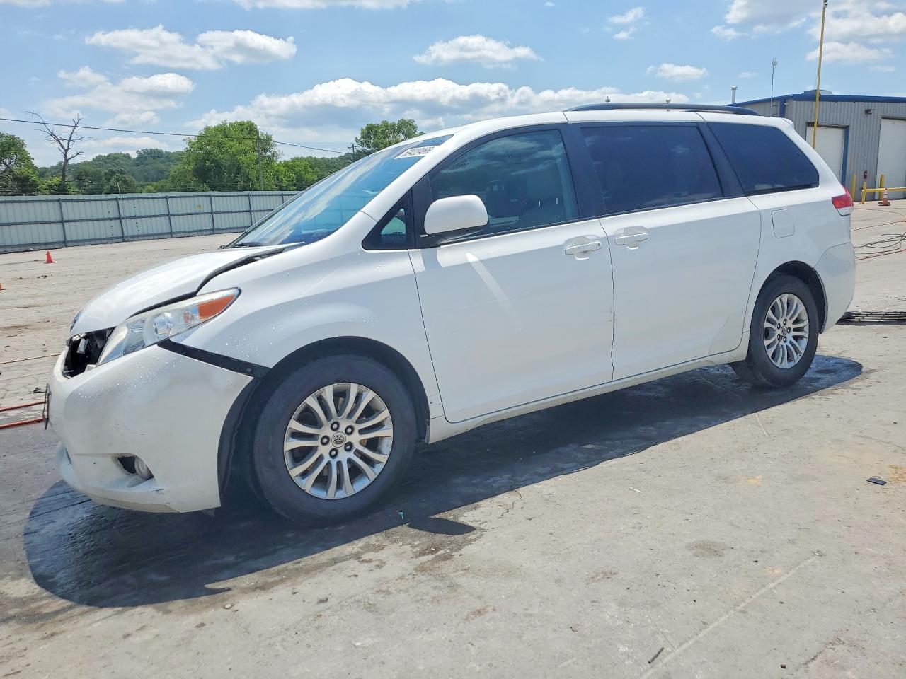 2014 Toyota Sienna Xle 8-passenger White vin: 5TDYK3DC3ES492420