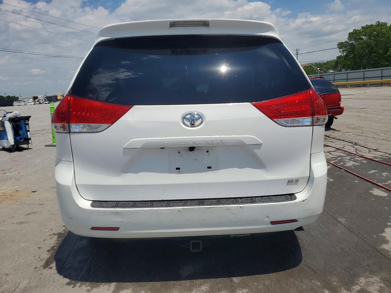 2014 Toyota Sienna Xle 8-passenger White vin: 5TDYK3DC3ES492420