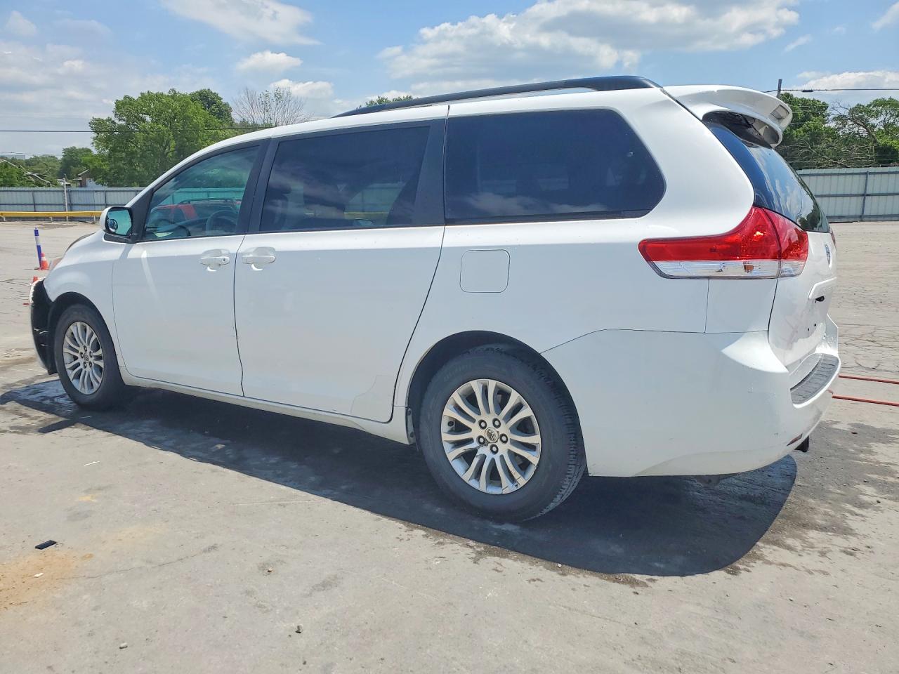 2014 Toyota Sienna Xle 8-passenger White vin: 5TDYK3DC3ES492420