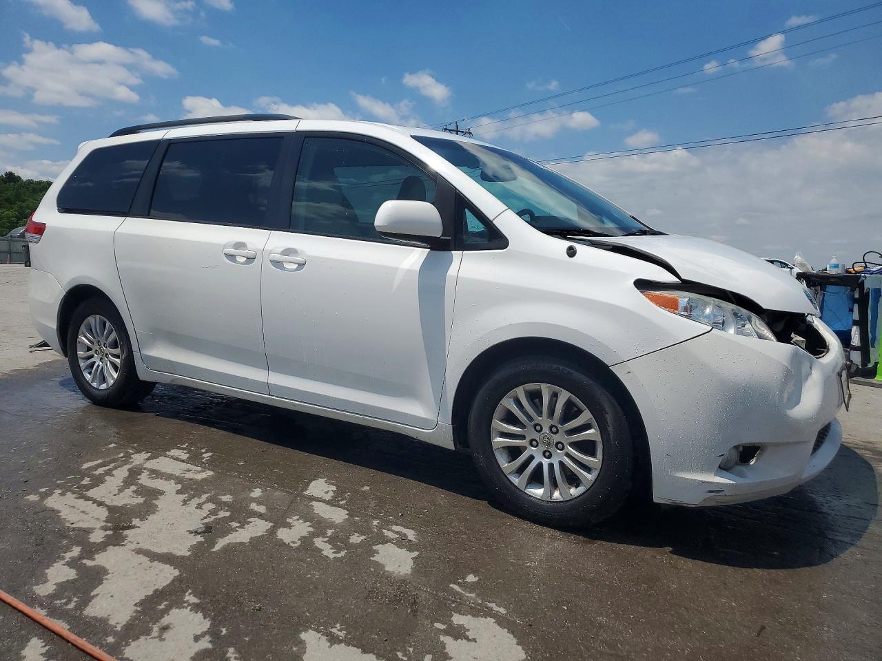 2014 Toyota Sienna Xle 8-passenger White vin: 5TDYK3DC3ES492420