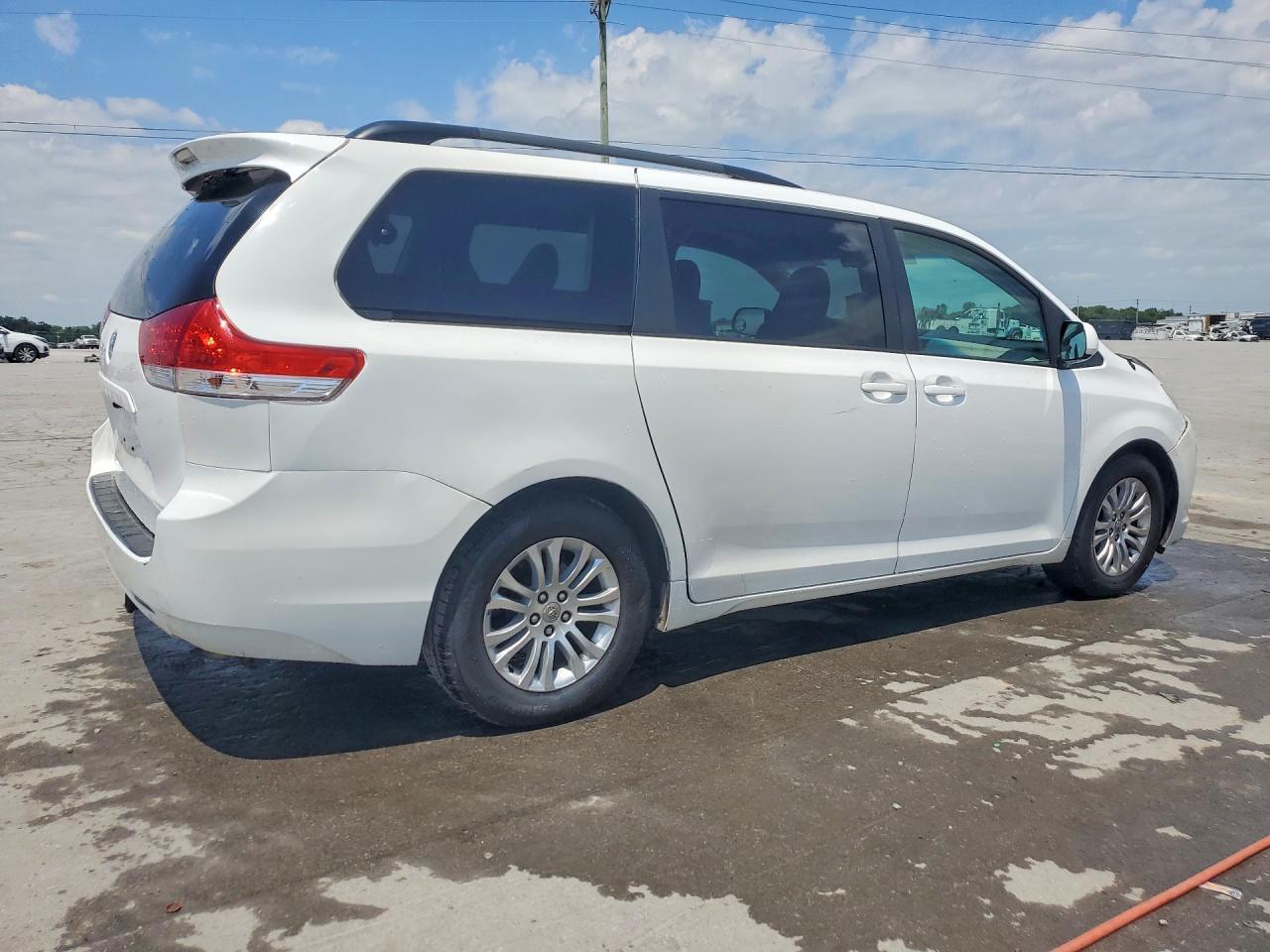 2014 Toyota Sienna Xle 8-passenger White vin: 5TDYK3DC3ES492420