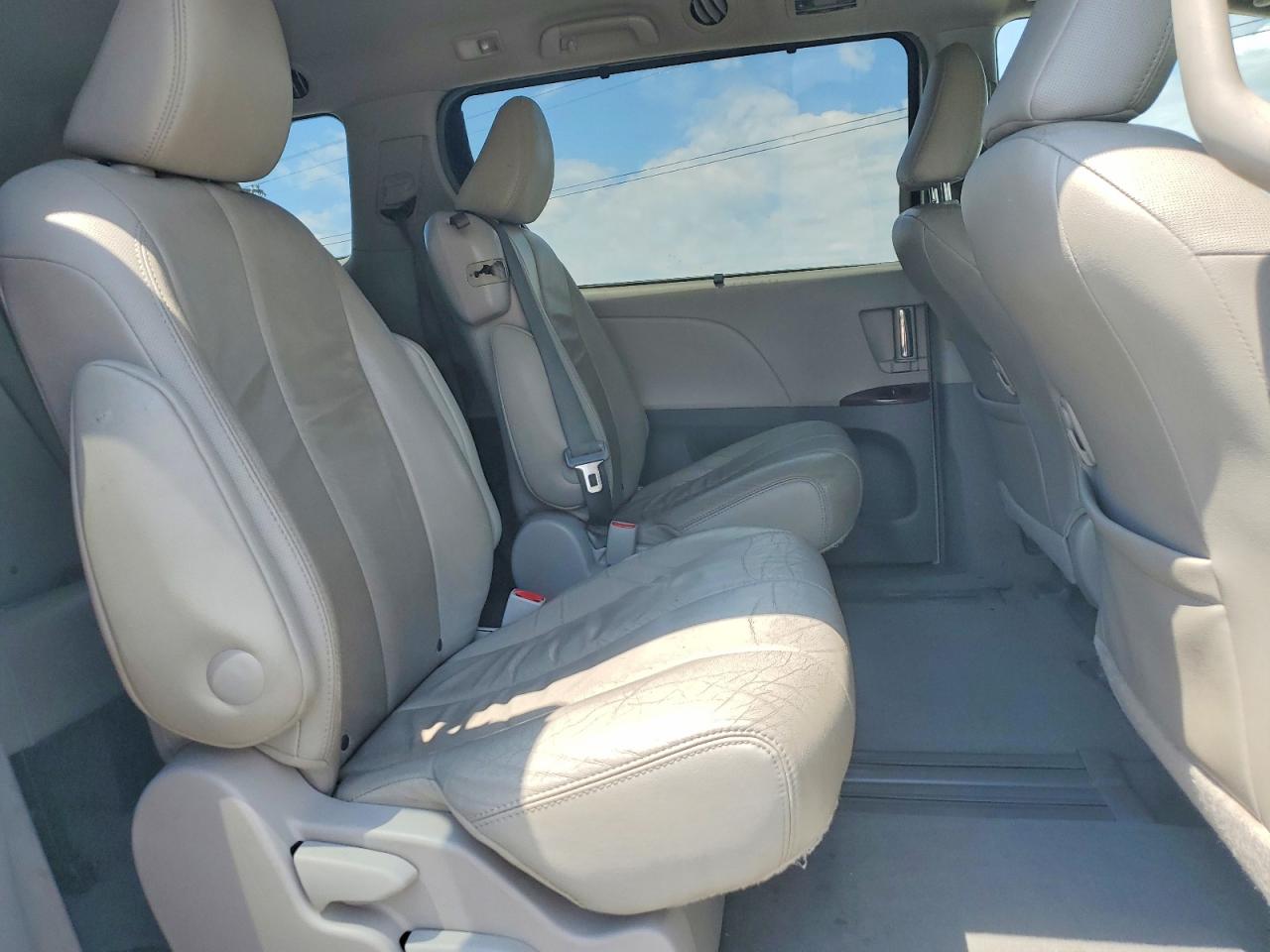 2014 Toyota Sienna Xle 8-passenger White vin: 5TDYK3DC3ES492420