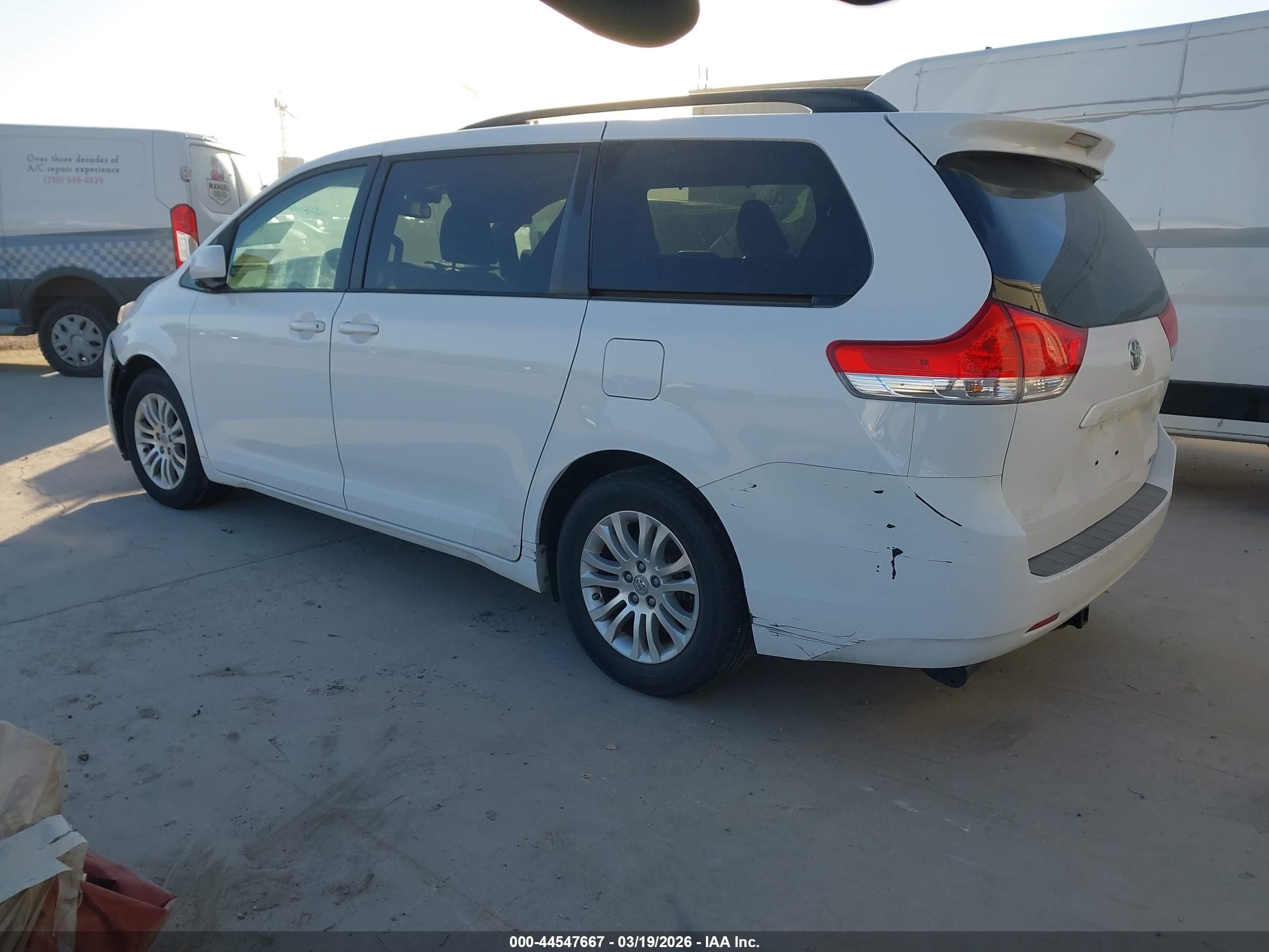 2014 Toyota Sienna Xle V6 8 Passenger Белый vin: 5TDYK3DC3ES502461