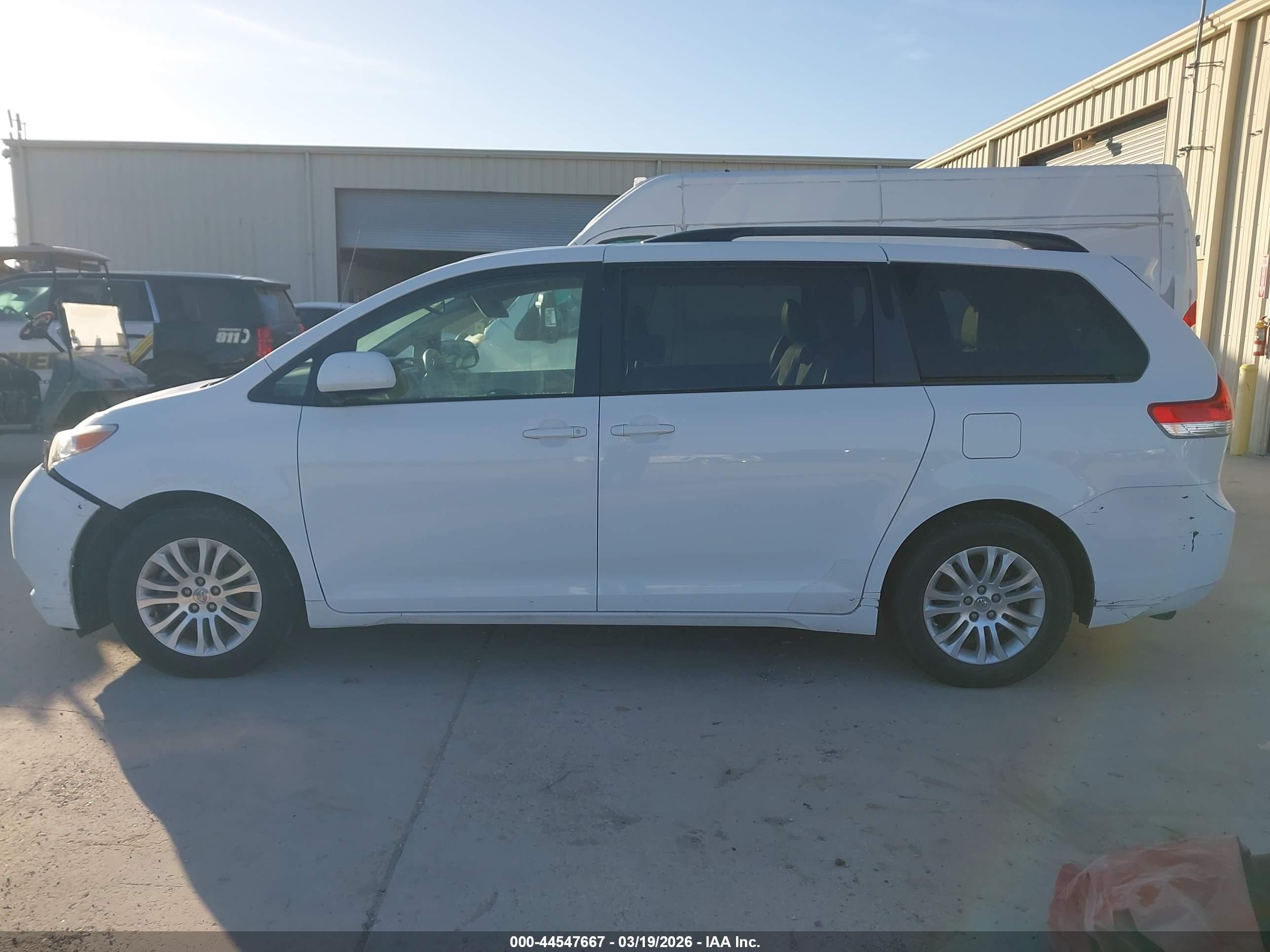 2014 Toyota Sienna Xle V6 8 Passenger Белый vin: 5TDYK3DC3ES502461