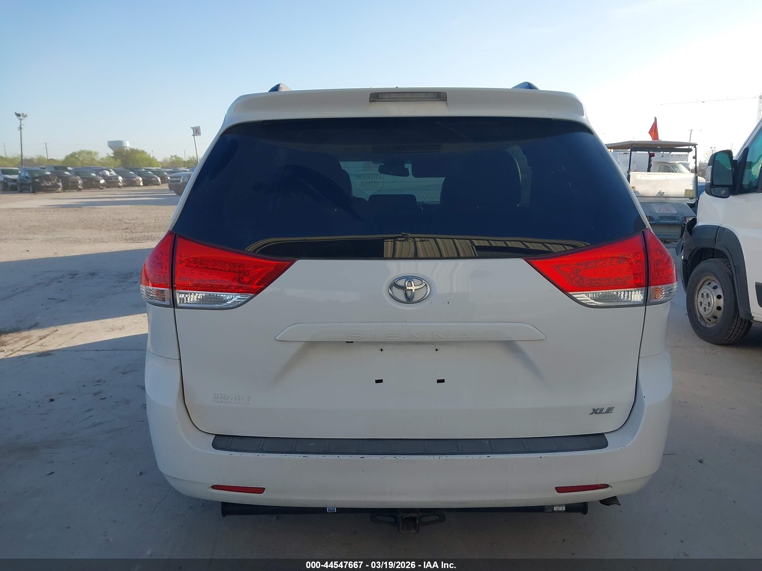 2014 Toyota Sienna Xle V6 8 Passenger Белый vin: 5TDYK3DC3ES502461