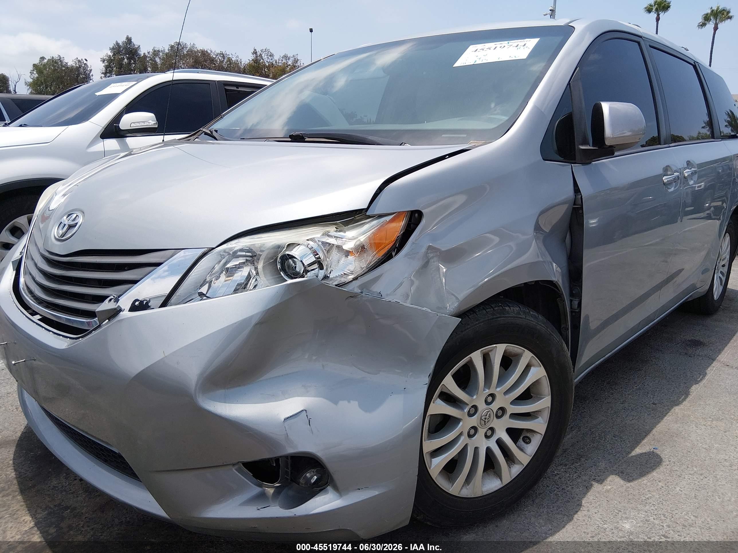 2014 Toyota Sienna Xle V6 8 Passenger Silver vin: 5TDYK3DC3ES516344
