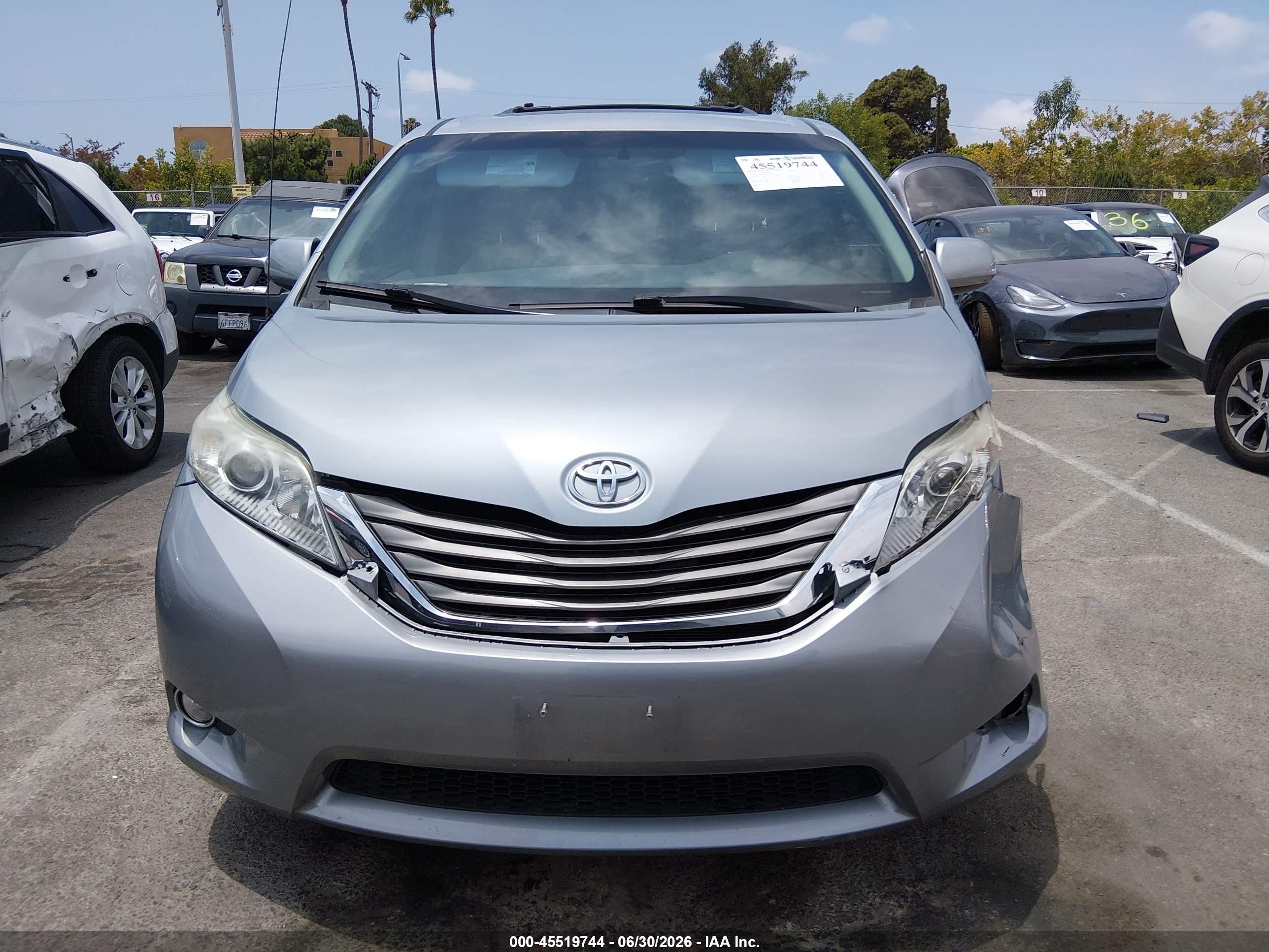2014 Toyota Sienna Xle V6 8 Passenger Silver vin: 5TDYK3DC3ES516344