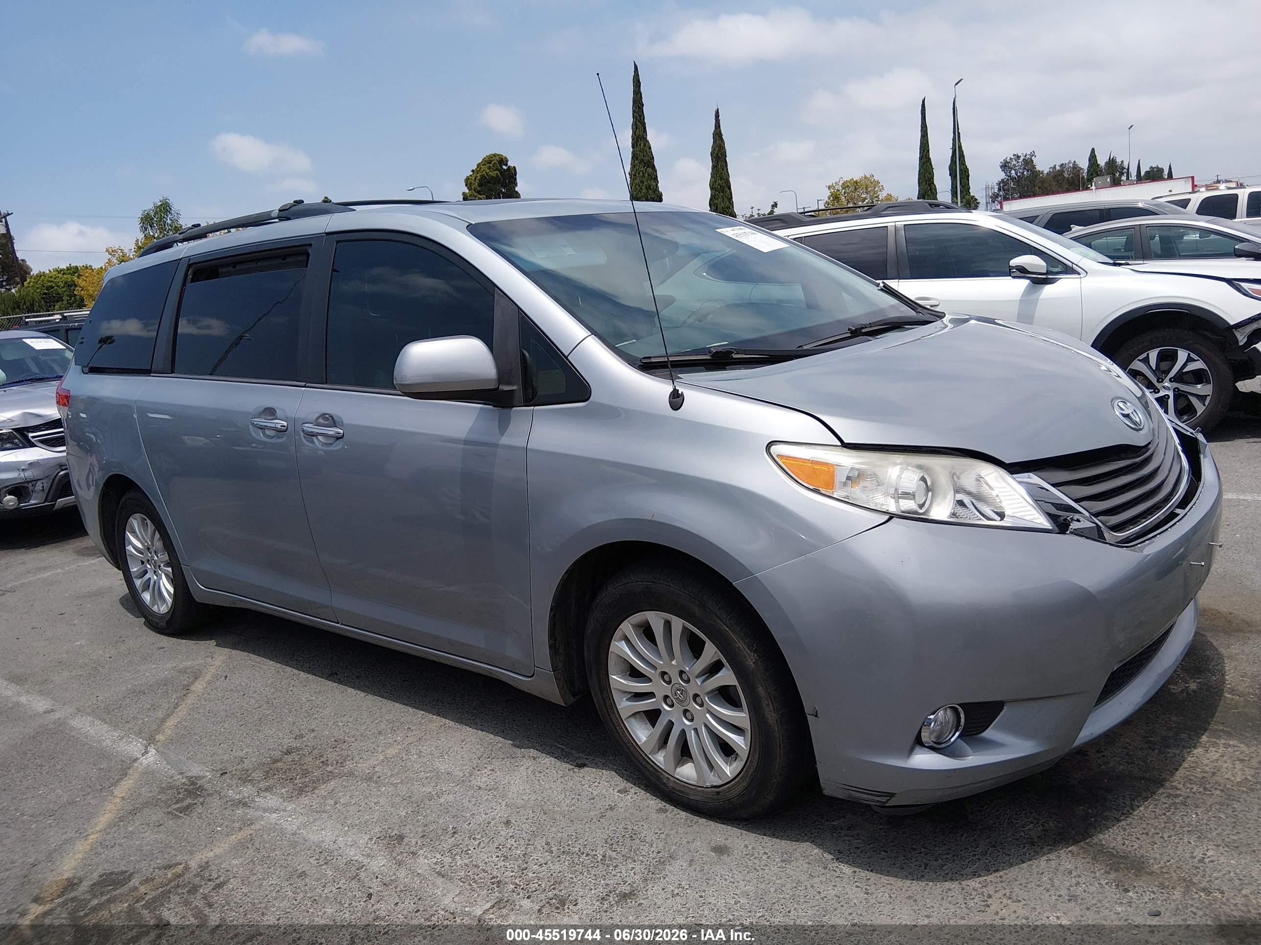 2014 Toyota Sienna Xle V6 8 Passenger Silver vin: 5TDYK3DC3ES516344